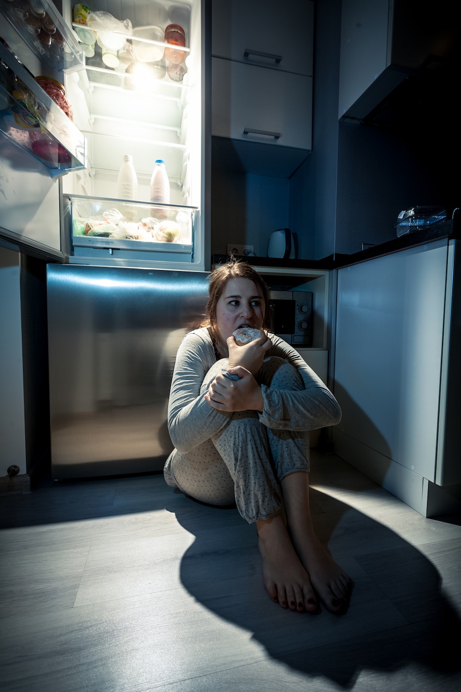 Отзывы едите ночью. Девушка возле холодильника. Женщина у холодильника ночью. Девушка у холодильника ночью. Человек ест ночью.